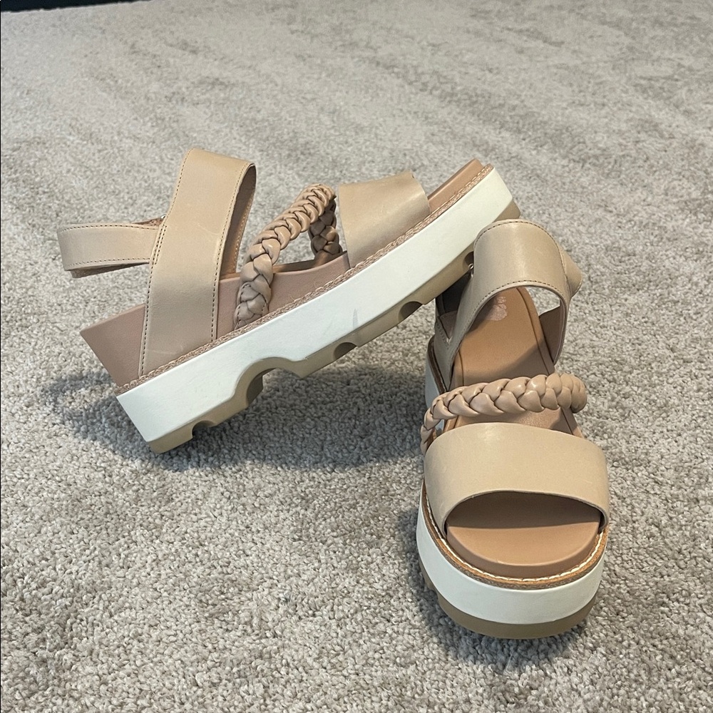 SOREL Sandals with braided straps. Platform.